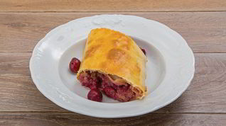 Рецепт Штруделя с вишней, маскарпоне и миндалем