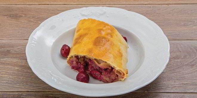 Рецепт Штруделя с вишней, маскарпоне и миндалем