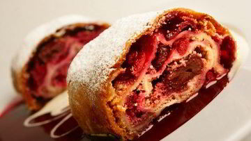 Рецепт Штруделя с вишнево-сливовой начинкой