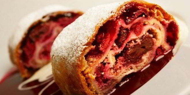 Рецепт Штруделя с вишнево-сливовой начинкой