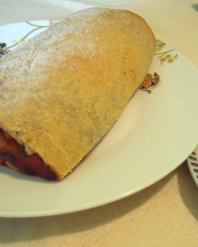 Рецепт штруделя с вишнево-сливовой начинкой