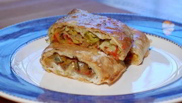 Рецепт Штруделя с запеченным красным перцем и луком-пореем
