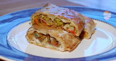 Рецепт Штруделя с запеченным красным перцем и луком-пореем