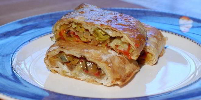 Рецепт Штруделя с запеченным красным перцем и луком-пореем