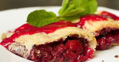 Рецепт Вишневого штруделя из слоеного теста