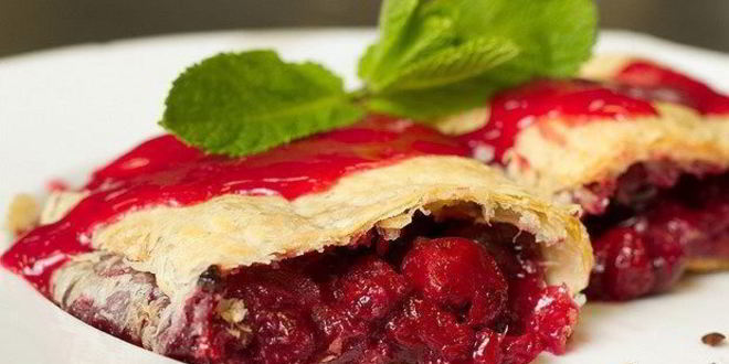 Рецепт Вишневого штруделя из слоеного теста