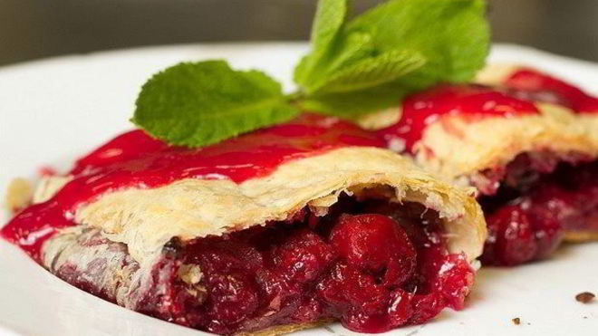 Рецепт вишневого штруделя из слоеного теста