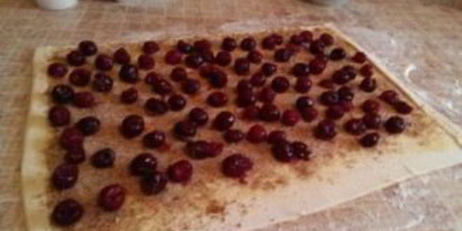 Рецепт вишневого штруделя из слоеного теста