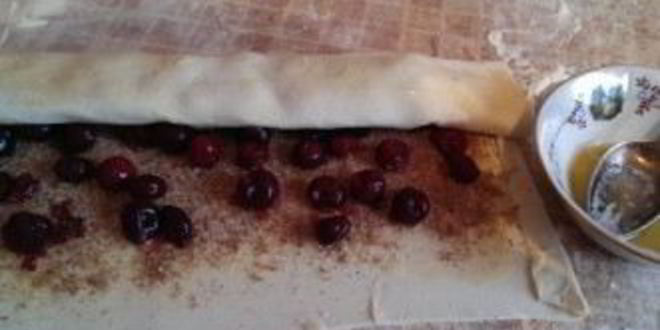 Рецепт вишневого штруделя из слоеного теста