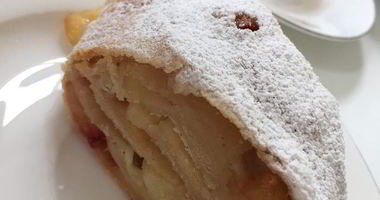 Рецепт Яблочно-сливового штрудель с ванильным соусом