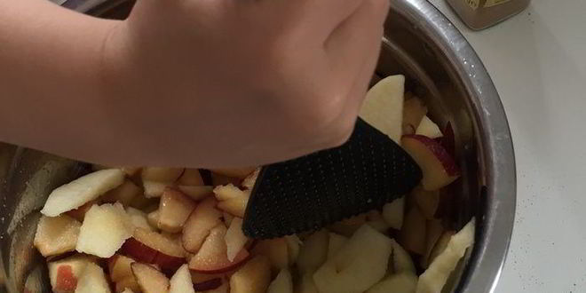 Рецепт яблочно-сливового штрудель с ванильным соусом