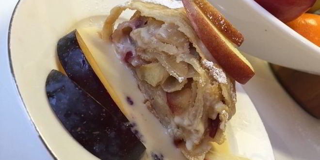 Рецепт яблочно-сливового штрудель с ванильным соусом