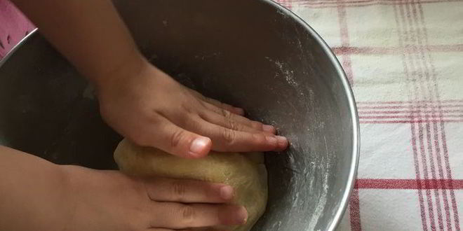 Рецепт яблочно-сливового штрудель с ванильным соусом