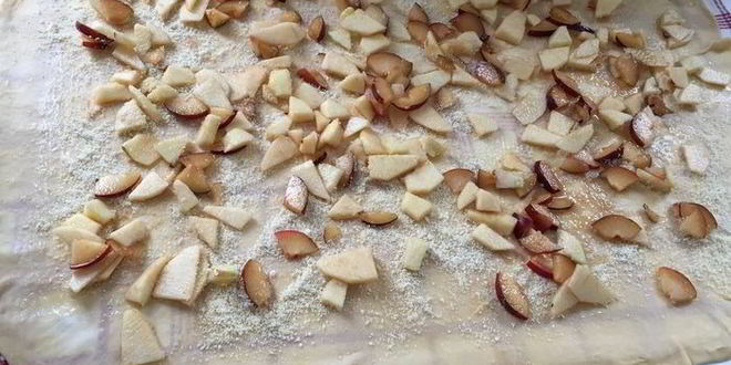 Рецепт яблочно-сливового штрудель с ванильным соусом