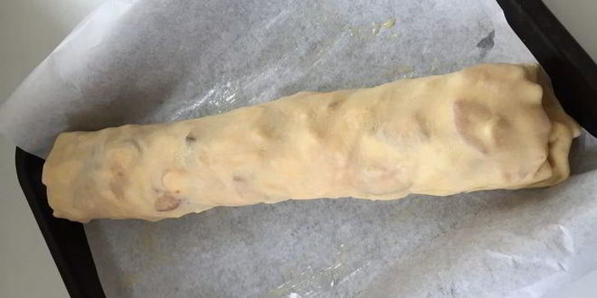 Рецепт яблочно-сливового штрудель с ванильным соусом