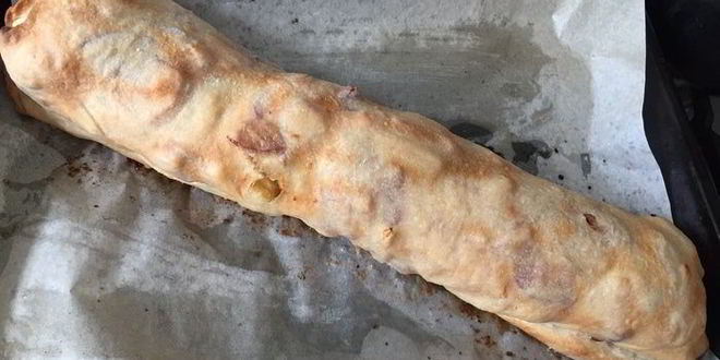 Рецепт яблочно-сливового штрудель с ванильным соусом