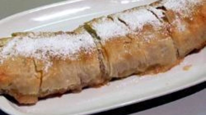 Рецепт яблочного штруделя из слоеного теста фило с миндалем