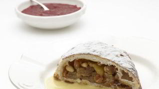 Рецепт Яблочного штруделя с ванильным соусом и малиновым джемом