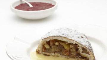 Рецепт Яблочного штруделя с ванильным соусом и малиновым джемом