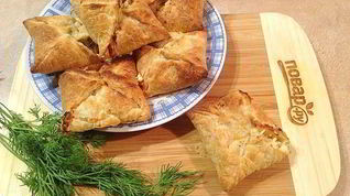 Рецепт Слоеных конвертиков с лососем и брынзой