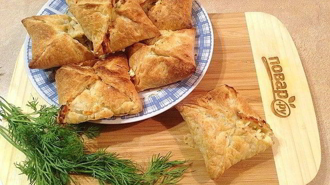 Рецепт слоеных конвертиков с лососем и брынзой