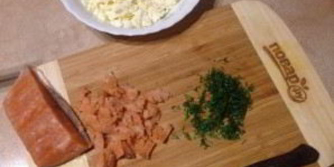 Рецепт слоеных конвертиков с лососем и брынзой