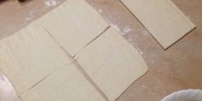 Рецепт слоеных конвертиков с лососем и брынзой