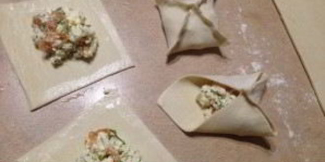 Рецепт слоеных конвертиков с лососем и брынзой