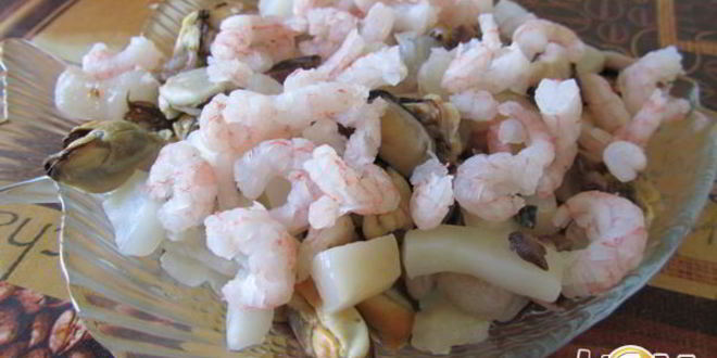 Рецепт слоеных конвертиков с морским коктейлем