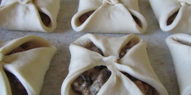 Рецепт слоеных конвертиков с морским коктейлем