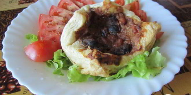 Рецепт слоеных конвертиков с морским коктейлем