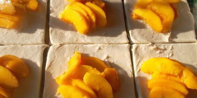 Рецепт слоеных конвертиков с персиком