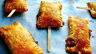Рецепт Слоек на укус с сыром Бри, шелковицей и черносмородиновым джемом