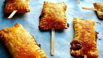 Рецепт Слоек на укус с сыром Бри, шелковицей и черносмородиновым джемом