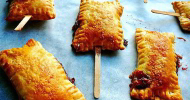 Рецепт Слоек на укус с сыром Бри, шелковицей и черносмородиновым джемом