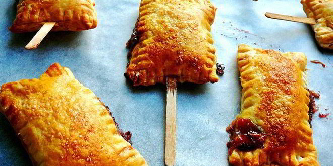 Рецепт Слоек на укус с сыром Бри, шелковицей и черносмородиновым джемом