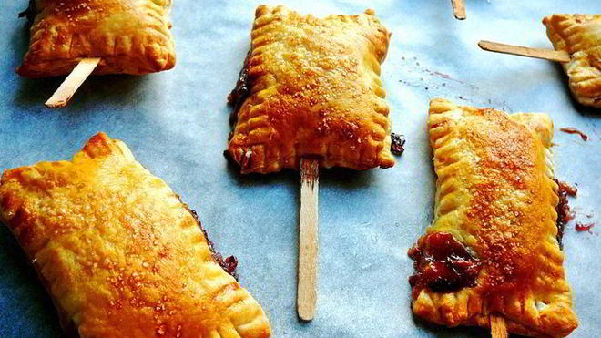 Рецепт слоек на укус с сыром бри, шелковицей и черносмородиновым джемом