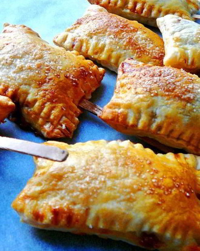 Рецепт слоек на укус с сыром бри, шелковицей и черносмородиновым джемом