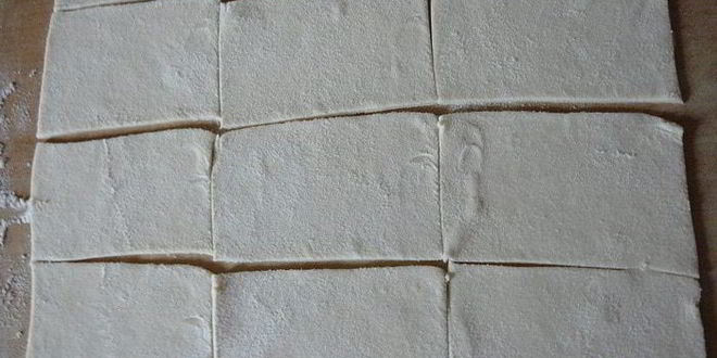 Рецепт слоек на укус с сыром бри, шелковицей и черносмородиновым джемом