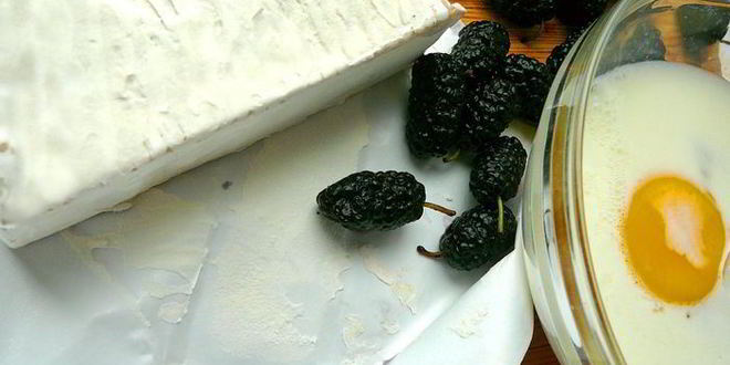 Рецепт слоек на укус с сыром бри, шелковицей и черносмородиновым джемом