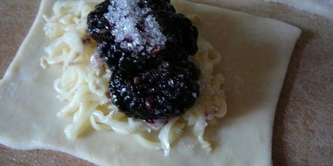 Рецепт слоек на укус с сыром бри, шелковицей и черносмородиновым джемом