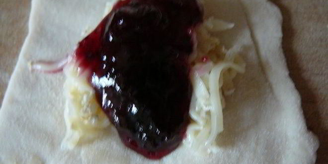 Рецепт слоек на укус с сыром бри, шелковицей и черносмородиновым джемом