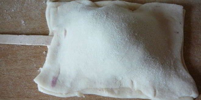 Рецепт слоек на укус с сыром бри, шелковицей и черносмородиновым джемом