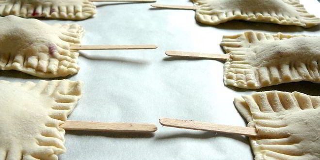 Рецепт слоек на укус с сыром бри, шелковицей и черносмородиновым джемом