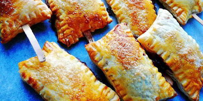 Рецепт слоек на укус с сыром бри, шелковицей и черносмородиновым джемом