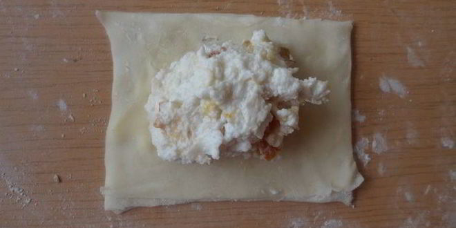 Рецепт слоек с творогом, курагой и орехами