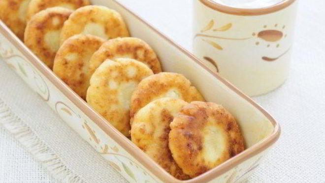 Рецепт диетических сырников с йогуртово-лимонным соусом