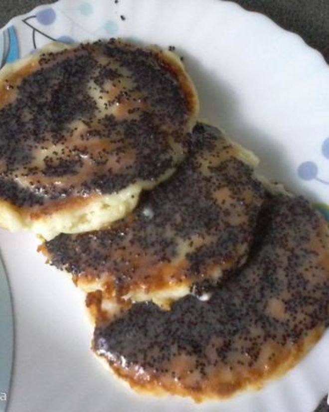 Рецепт сырников с изюмом и маковым соусом