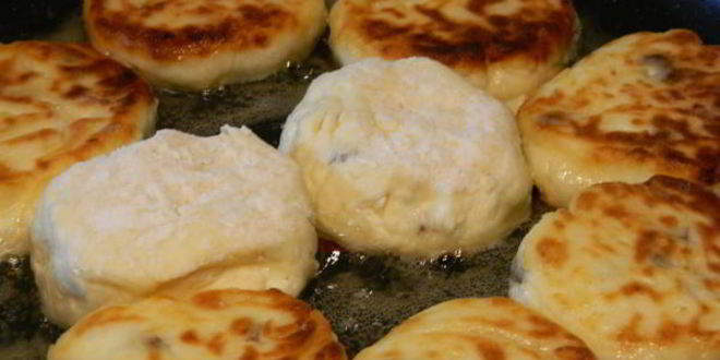 Рецепт сырников с изюмом и маковым соусом