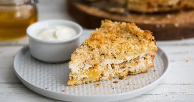 Рецепт Творожника с медом, курагой и сметаной